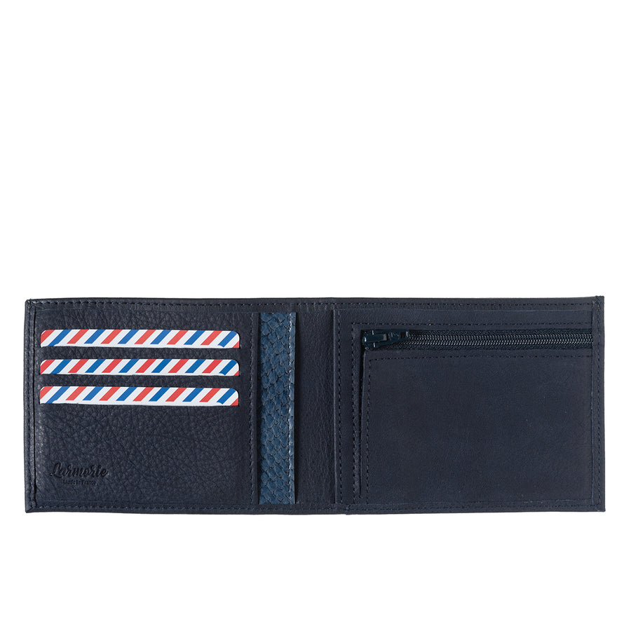 votre portefeuille italien simplifié homme, en cuir nubuck et poison bleue. Avec 7 rangements pour cartes, rangement pour pièce de monnaie et billet. Egalement disponible en cuir de vachette, lisse et vintage. L'Armorie, spécialisée dans l'accessoire pour homme, artisanal et 100% Made in France.